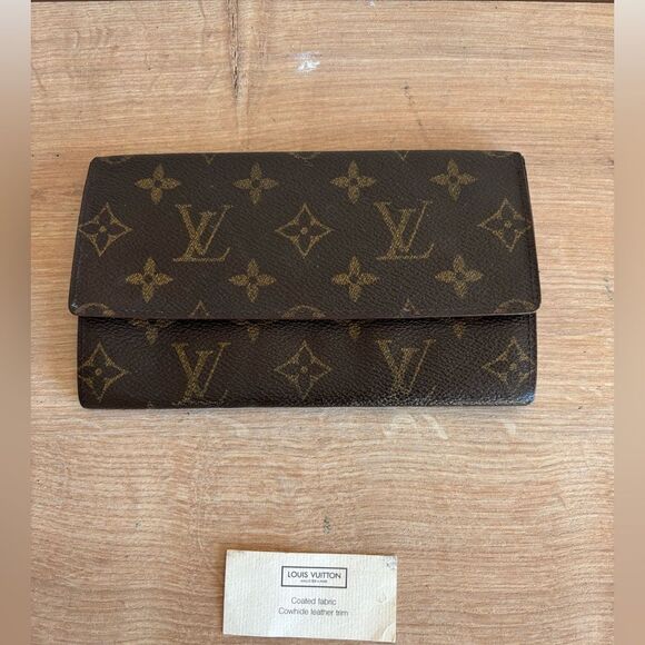 Authentic Louis Vuitton monogram wallet - Picture 1 of 9